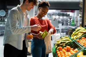 Casal faz compras com benefício sem se preocupar com quantas faltas perde o vale-alimentação