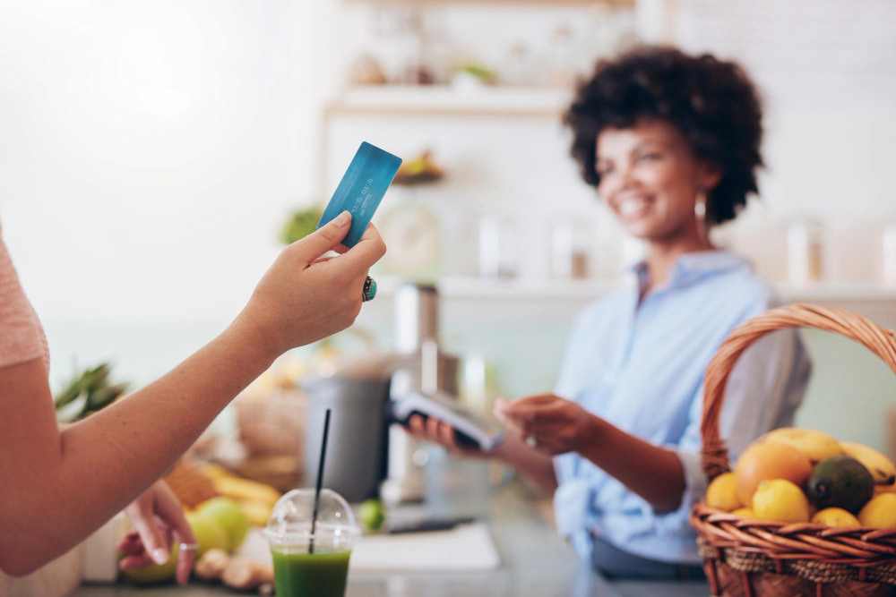 Cliente pagando com o seu cartão alimentação