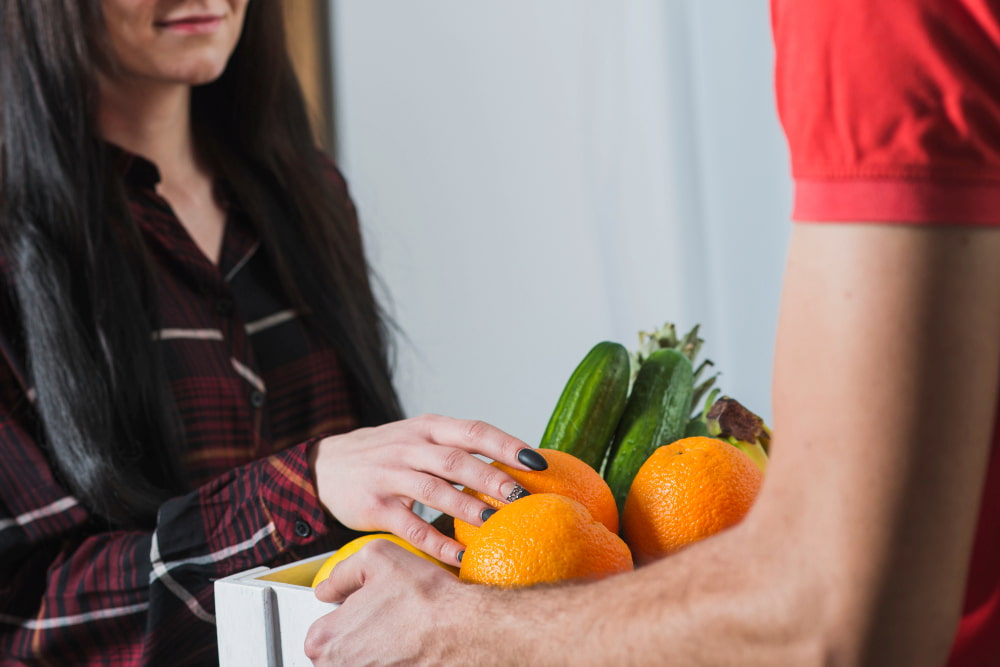 Mulher verificando frutas entregues 