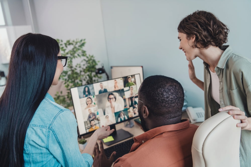 Trabalho híbrido em prática em uma organização, onde o organograma linear contribui para a produtividade