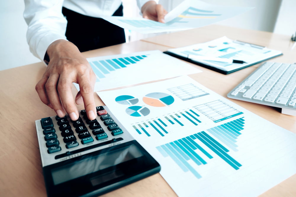 gestor fazendo cálculos financeiros em uma calculadora.