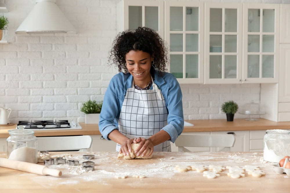 mulher cozinhando em sua casa