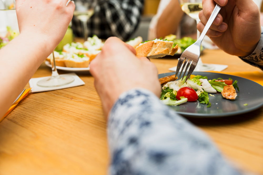 Qual a diferença entre vale refeição e vale alimentação?