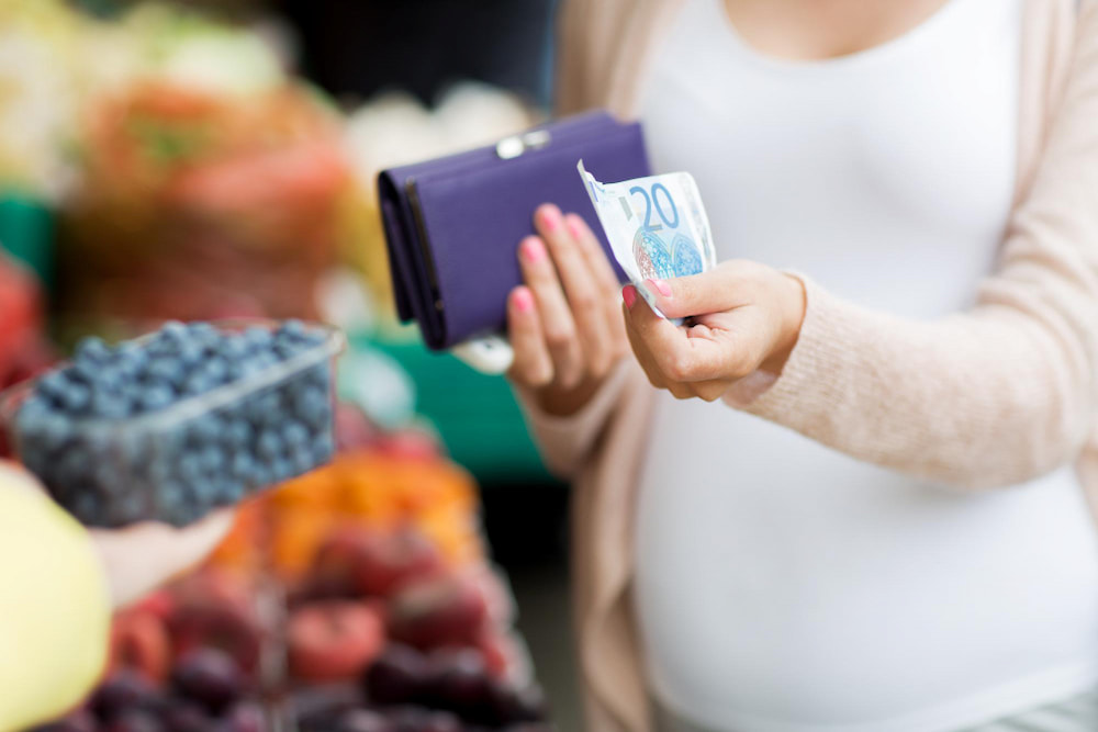 Existe alguma condição específica em que a empresa tem de oferecer vale alimentação?
