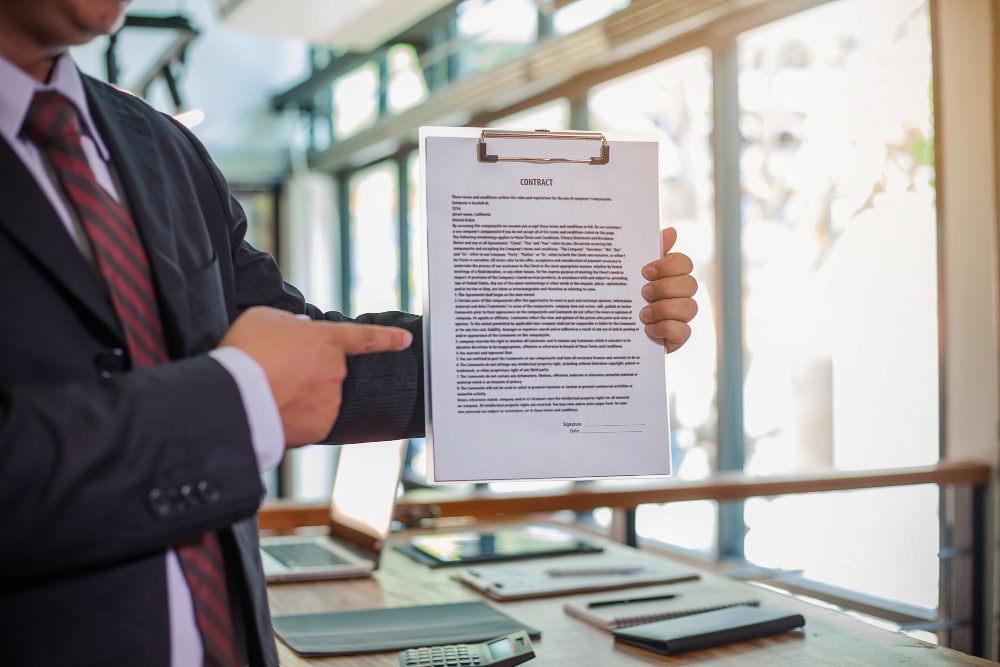 empresário aponta para um contrato de trabalho temporário