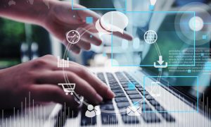 mãos digitam em notebook com intervenção de ilustrações de ícones que simbolizam tecnologias para realização de auditoria