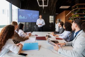 Sala de reunião com diversos colaboradores realizando um treinamento de acordo com o procedimento operacional padrão
