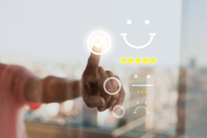Homem toca a avaliação cinco estrelas numa tela touch scream mostrando a aprovação ao desempenho de um colaborador na short friday