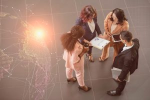 Quatro pessoas em pé, vistas de cima para baixo, e uma arte em 3d do mapa mundi falam sobre estabelecer estratégias em neuroliderança