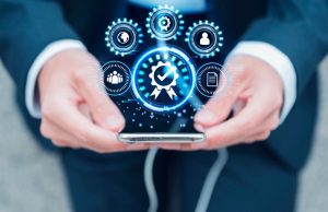 homem segurando um celular e diversas ilustrações acima do aparelho mostrando ferramentas que favorecem a gestão holística da empresa