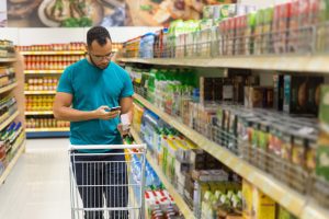 Homem faz compras em supermercado com o Ticket Super Flex