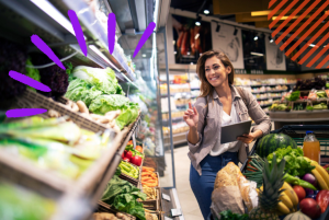 mulher seleciona produtos de hortifruti em supermercado