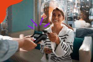 Mulher aprende como pagar conta com o Ticket Super Flex e paga conta no caixa