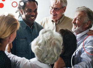 pessoas em pé de diversas idades e etnias se abraçam e sorriem celebrando a diversidade etária