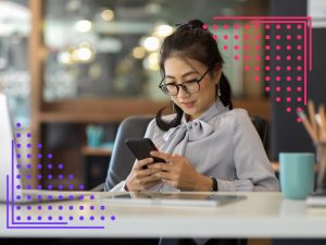 Jovem sentada à mesa do trabalho descobre como usar o ticket no ifood