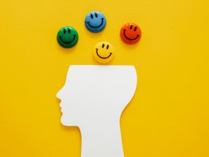 ilustração de um pescoço e cabeça com emojis felizes sobre ela