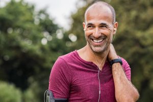Homem sorridente ao ar livre simbolizando o público-alvo da campanha Novembro Azul