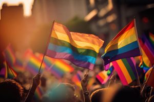 Diversas bandeiras coloridas em meio à multidão no dia do orgulho LGBTQIAP+