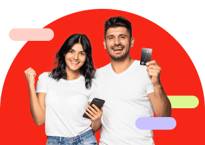 Mulher e homem em fundo vermelho com cartão e maquininha da Ticket