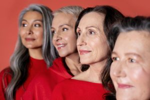 Quatro mulheres maduras olham lateralmente