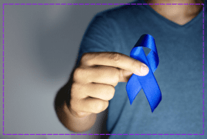 Homem segura fita azul que simboliza a campanha Novembro Azul
