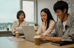 Equipe de trabalho composta por 3 japoneses atua na semana de 4 dias de trabalho