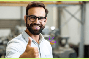 Homem sorridente e em pé fazendo sinal de positivo que simboliza a gestão de benefícios eficiente