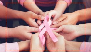 Diversas mãos femininas seguram o laço símbolo do outubro rosa