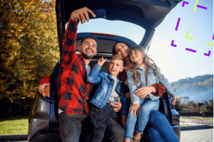 Família de 4 pessoas faz selfie atrás do carro durante passeio 