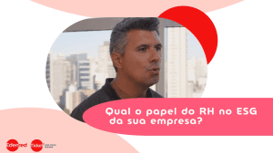 Frame de video com apresentador em plano fechado na câmera falando de perfi