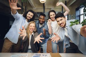 Cinco jovens sorridentes posam para foto no dia do estagiário