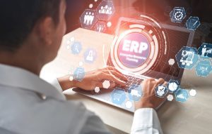 Homem acessa sistema de software ERP Enterprise Resource Management 
