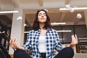 Mulher meditando no escritorio 