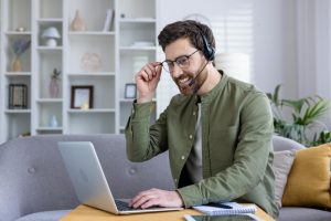 Homem sentado na mesa do home office em reunião remota