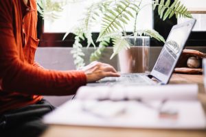 Homem sentado à mesa de trabalho cria um manual sobre o que é integração no trabalho