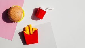 Imagem que contem um lanche uma batata e um refrigerante do mc donalds