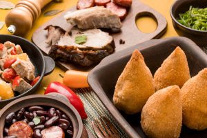 Comidas típicas brasileiras dispostas em mesa 