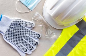 Capacete de segurança de construção de vista superior e máscara médica