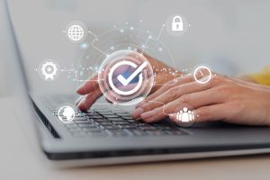 Close em mãos femininas no teclado de notebook com pictogramas tecnológicos