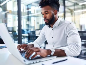 Homem sentado digitando em notebook