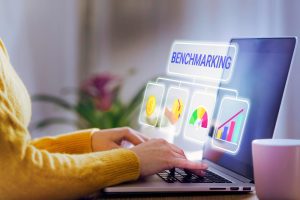 Pessoa faz benchmarking  no notebook
