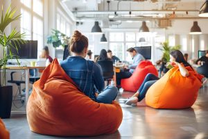 Pessoas sentadas em pufes no ambiente corporativo