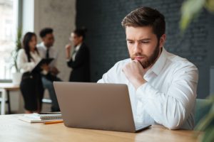 Empresário concentrado no trabalho
