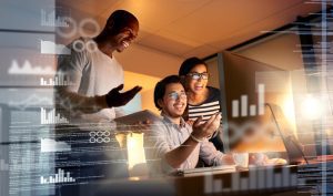 Equipe de trabalho feliz e animada enquanto verifica dados estatitiscos 