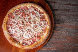 Uma pizza de calabresa