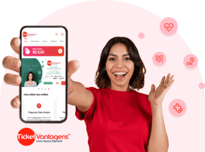 Mulher segura celular com tela do site da Ticket Vantagens