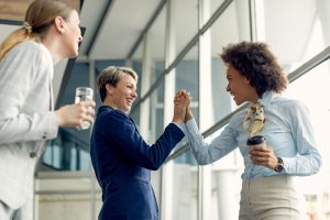 Três mulheres comemoram o atingimento de metas e recebem day off
