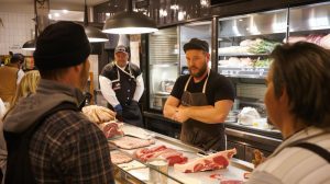 Homem é atendido em açougue e aprende como economizar no vale-alimentação na compra do mercado