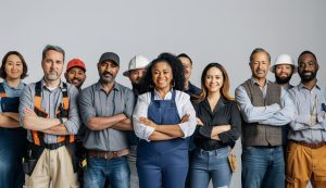 Grupo com vários tipos de trabalhadores simbolizando mostra qual melhor vale-alimentação: Ticket