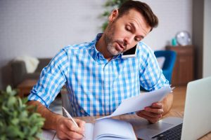  Homem faz a folha de pagamento da empresa usando o HRIS